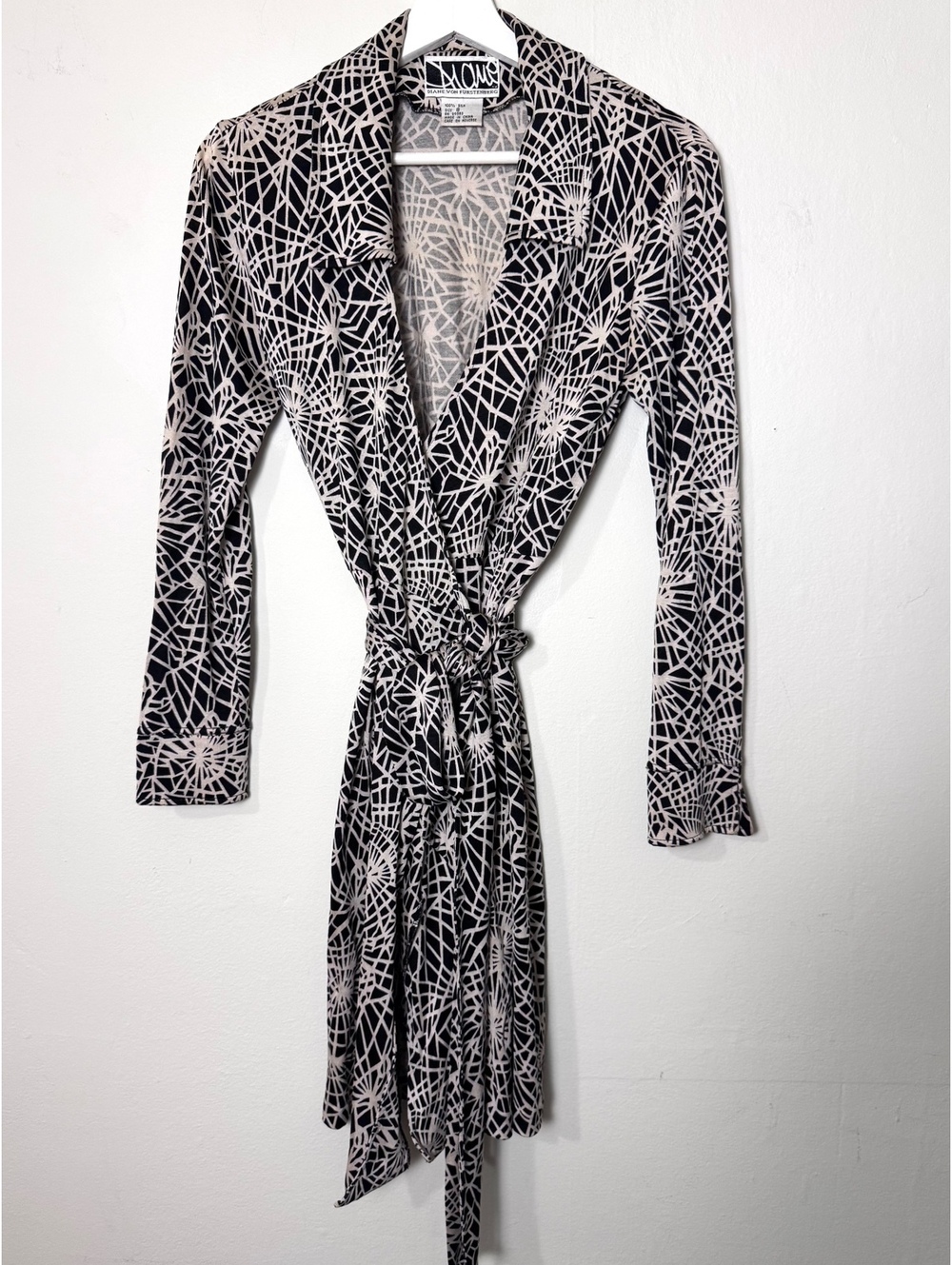 Diane von Furstenberg wrap dress vintage 90s 100% silk spiderweb size 8
